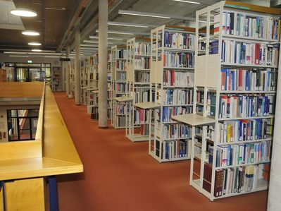 Foto mit einer Reihe von Bücherregalen
